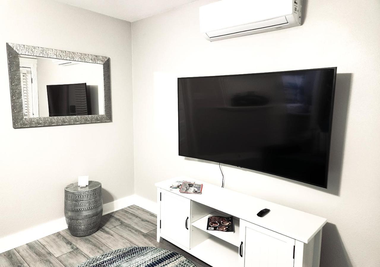 Beautiful Guesthouse, Sleeps 4 - Kitchen, Private Laundry, Ac, Parking, 65' Tv, Close To Stores, Restaurants & Beach Long Beach Bagian luar foto